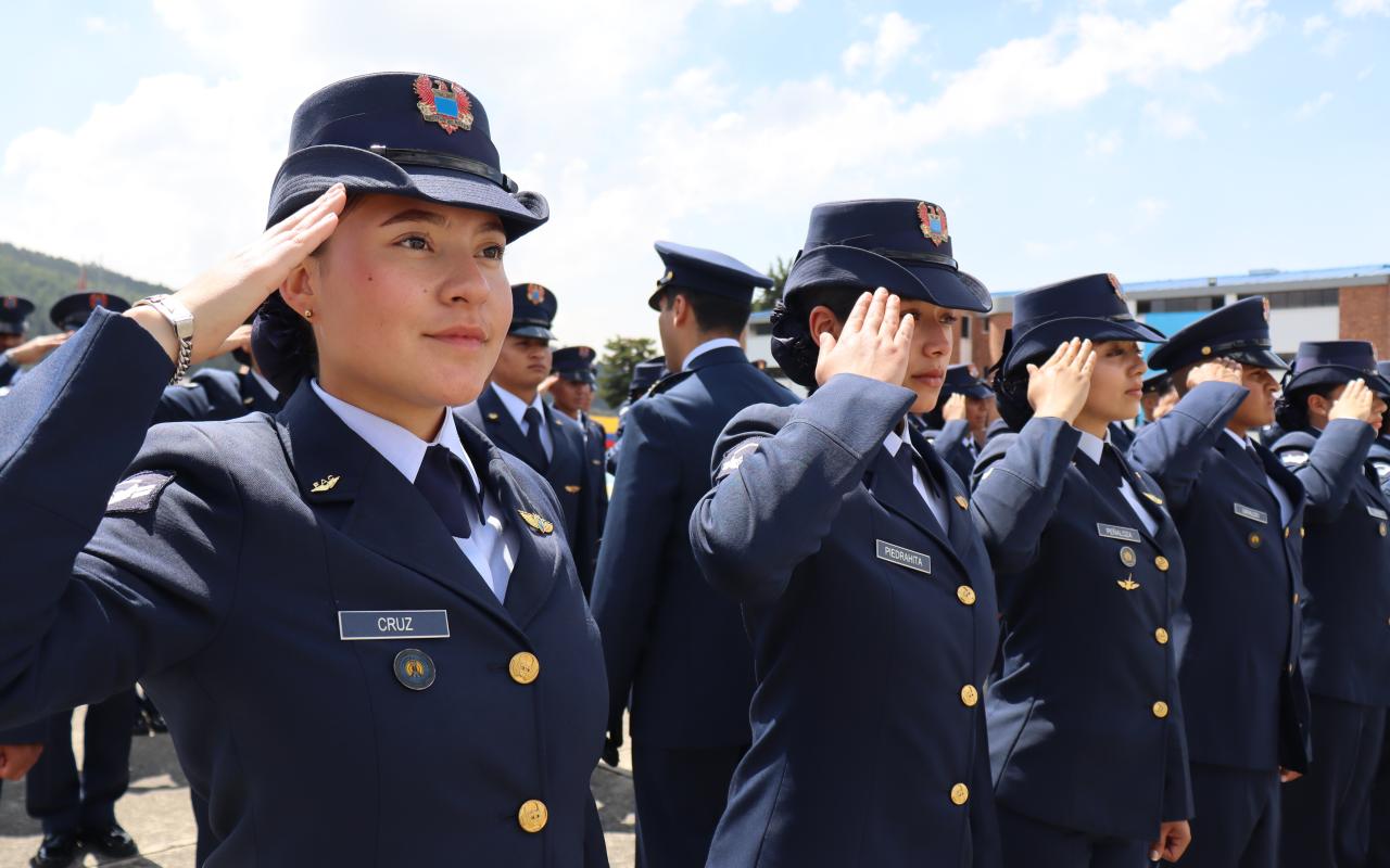 Imposición de alas de especialidad a futuros Suboficiales durante ceremonia militar