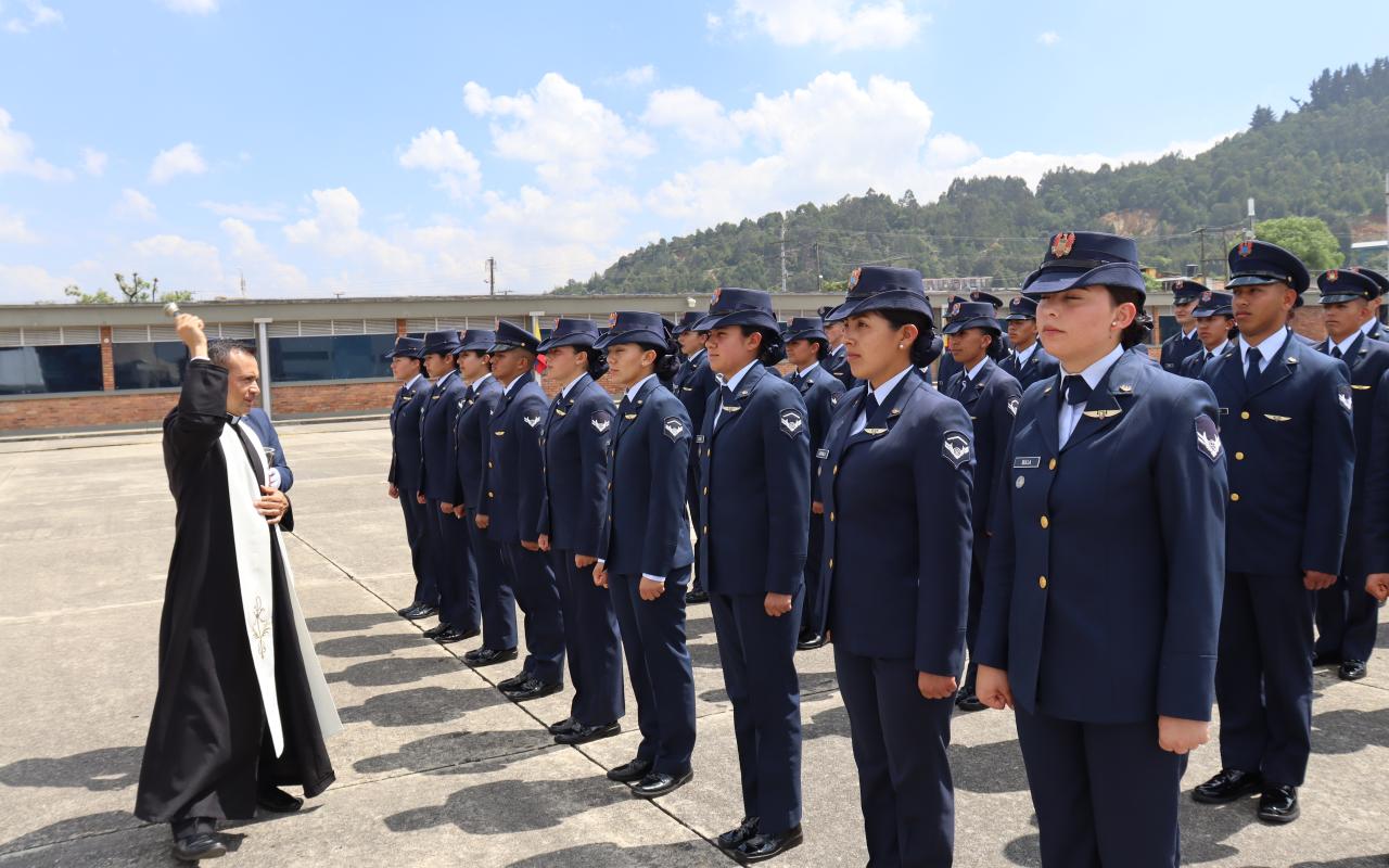 Imposición de alas de especialidad a futuros Suboficiales durante ceremonia militar