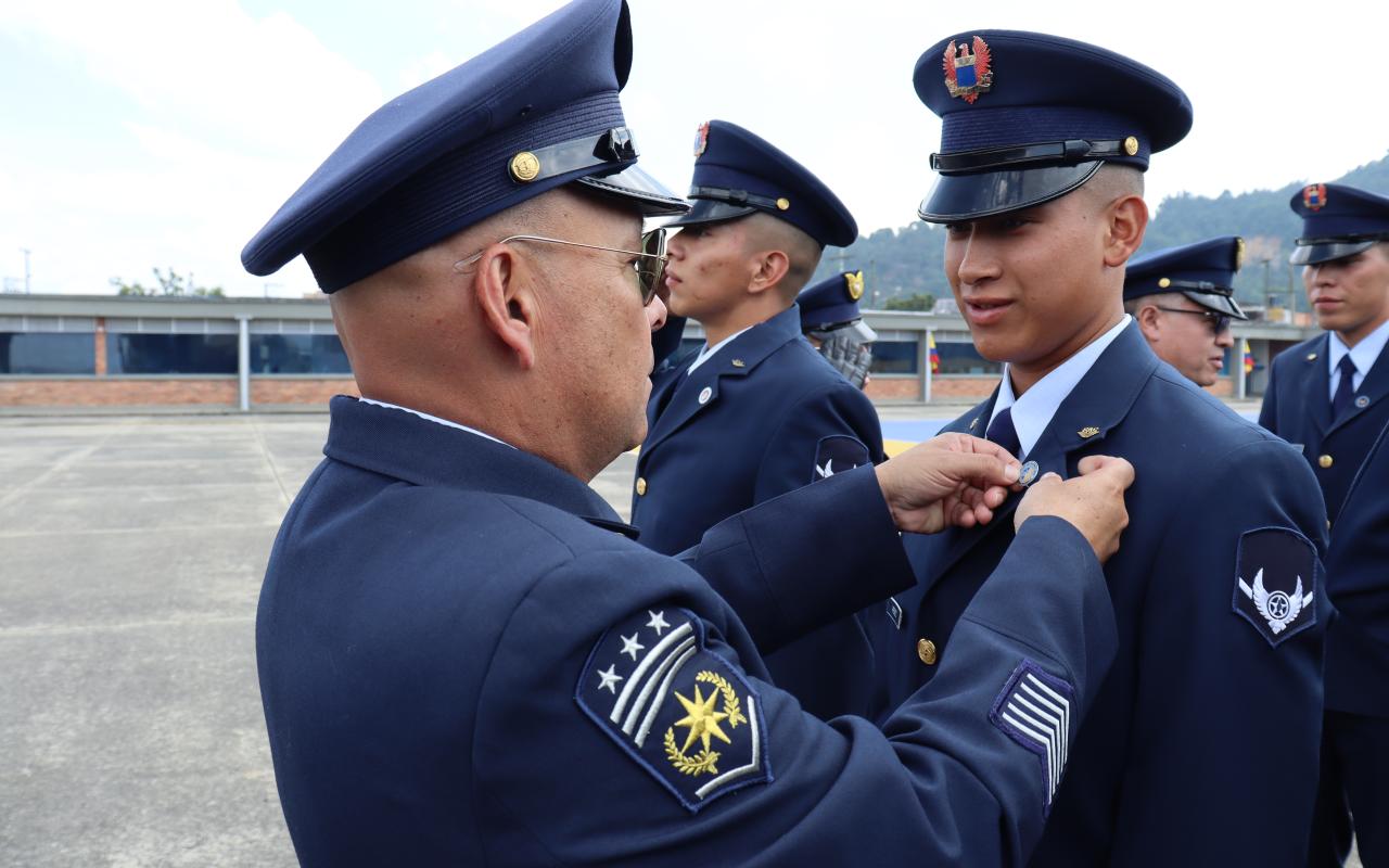 Imposición de alas de especialidad a futuros Suboficiales durante ceremonia militar