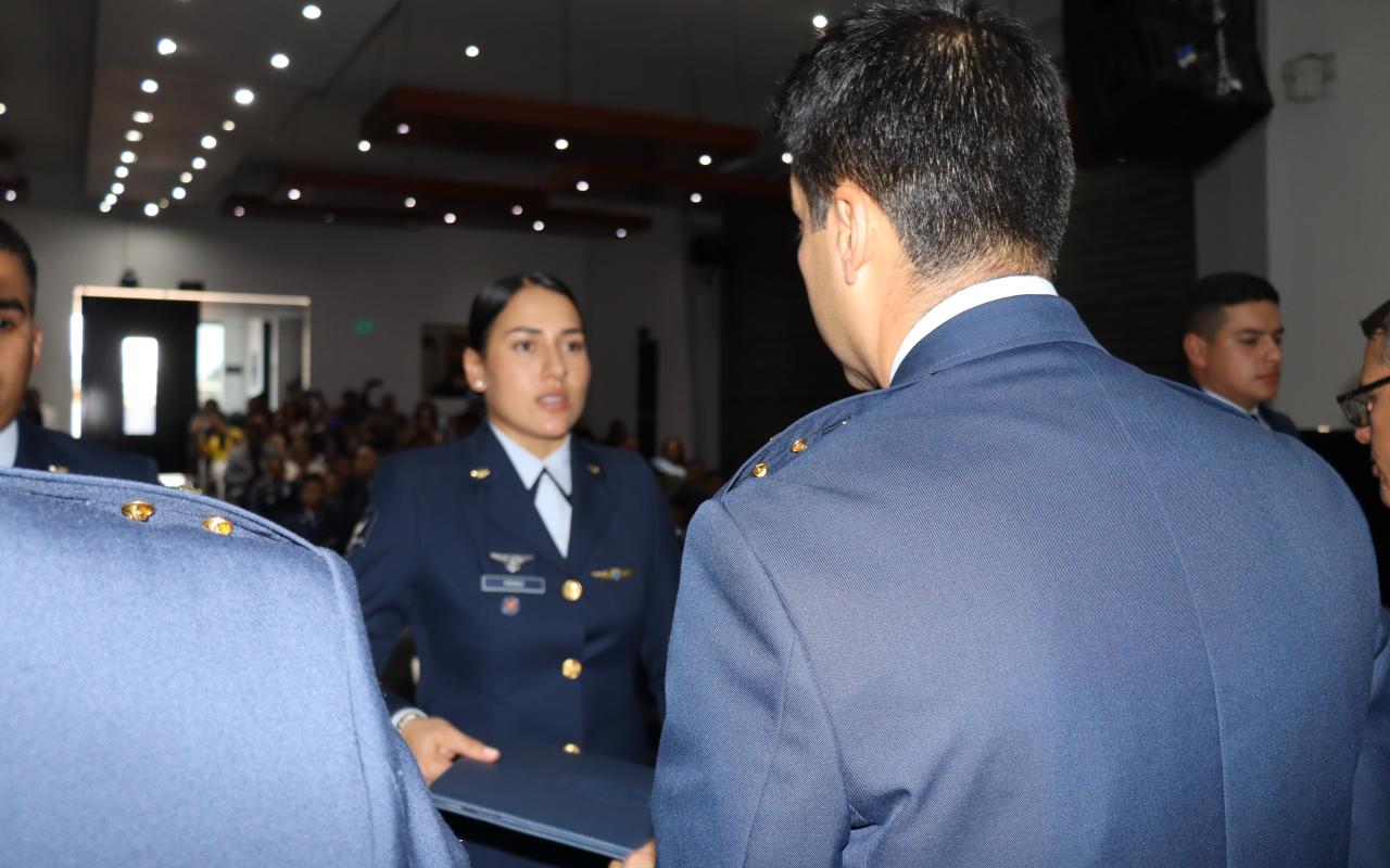 Suboficiales de la Fuerza Aeroespacial se gradúan como tecnólogos aeronáuticos 