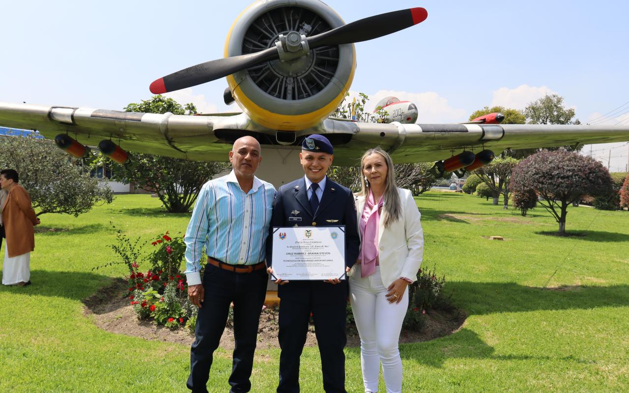 Suboficiales de la Fuerza Aeroespacial se gradúan como tecnólogos aeronáuticos 