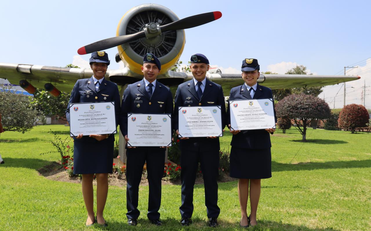 Suboficiales de la Fuerza Aeroespacial se gradúan como tecnólogos aeronáuticos 