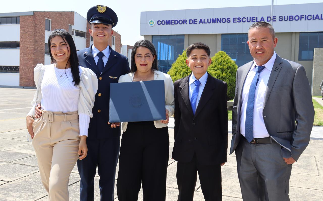 Suboficiales de la Fuerza Aeroespacial se gradúan como tecnólogos aeronáuticos 