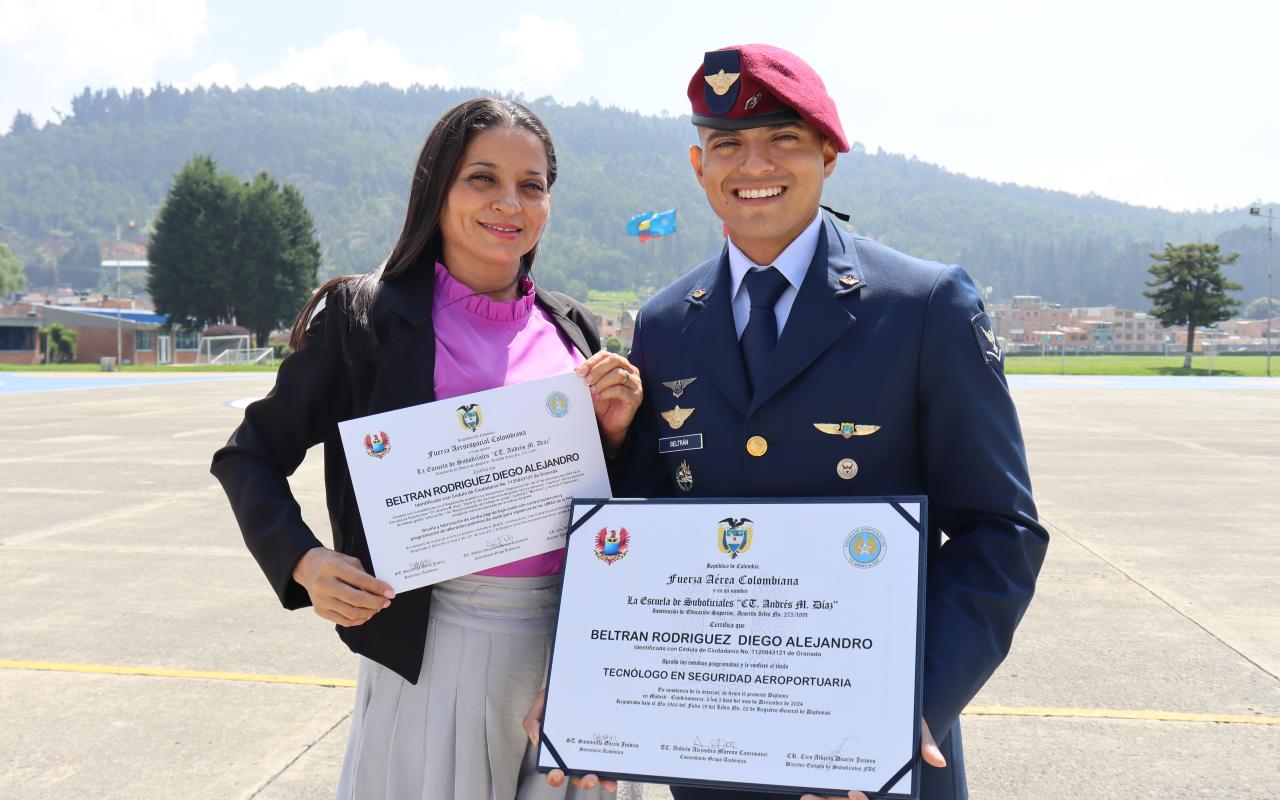 Suboficiales de la Fuerza Aeroespacial se gradúan como tecnólogos aeronáuticos 