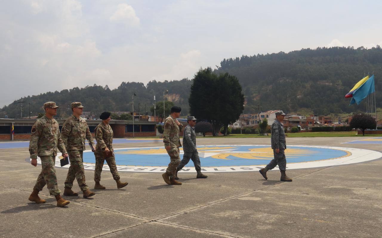 Militares de la Fuerza Aérea de EE.UU visitaron el alma máter