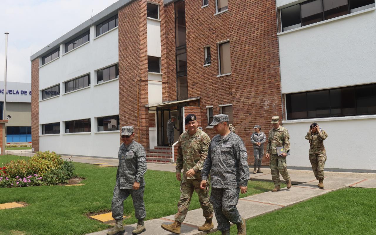 Militares de la Fuerza Aérea de EE.UU visitaron el alma máter