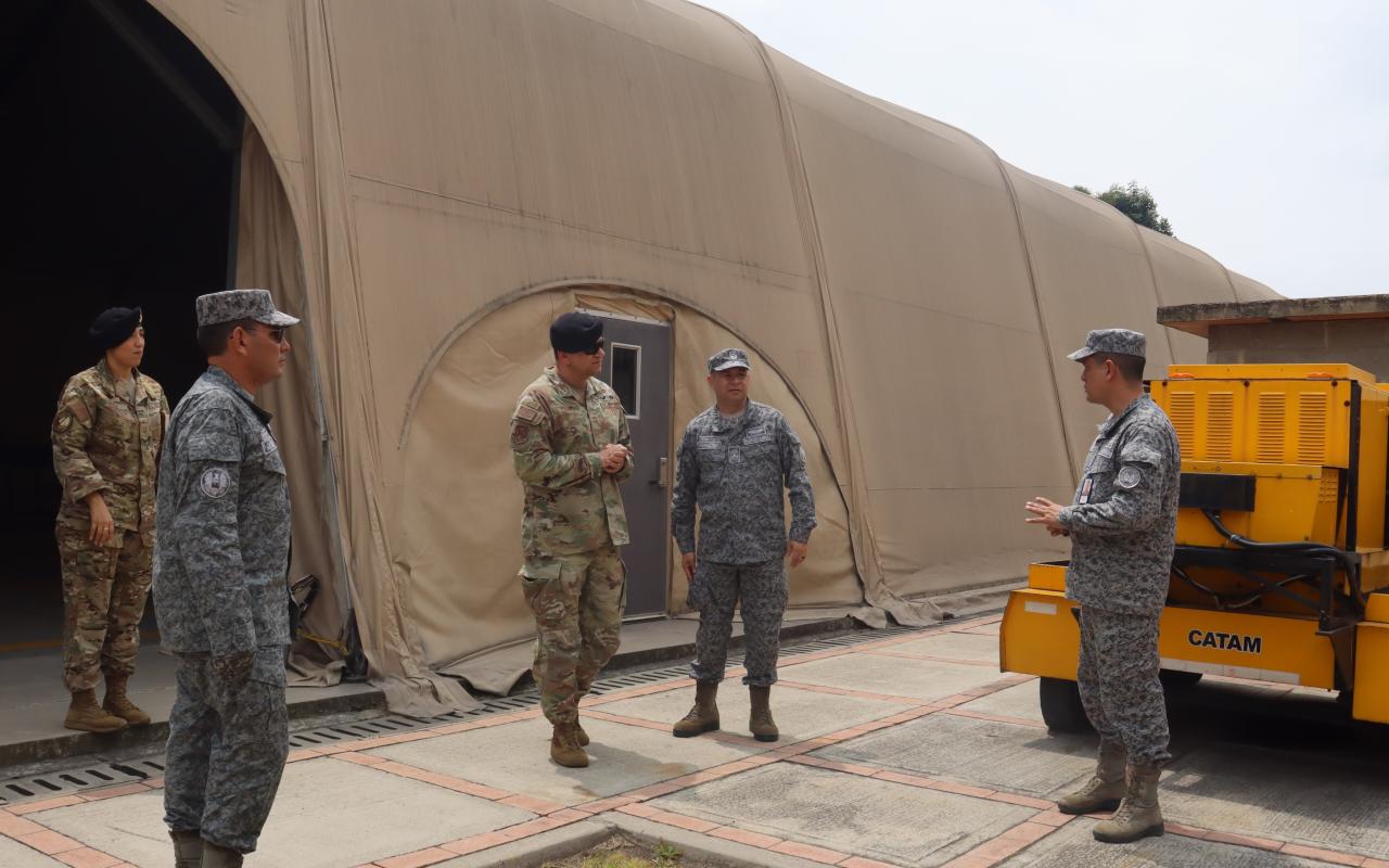 Militares de la Fuerza Aérea de EE.UU visitaron el alma máter