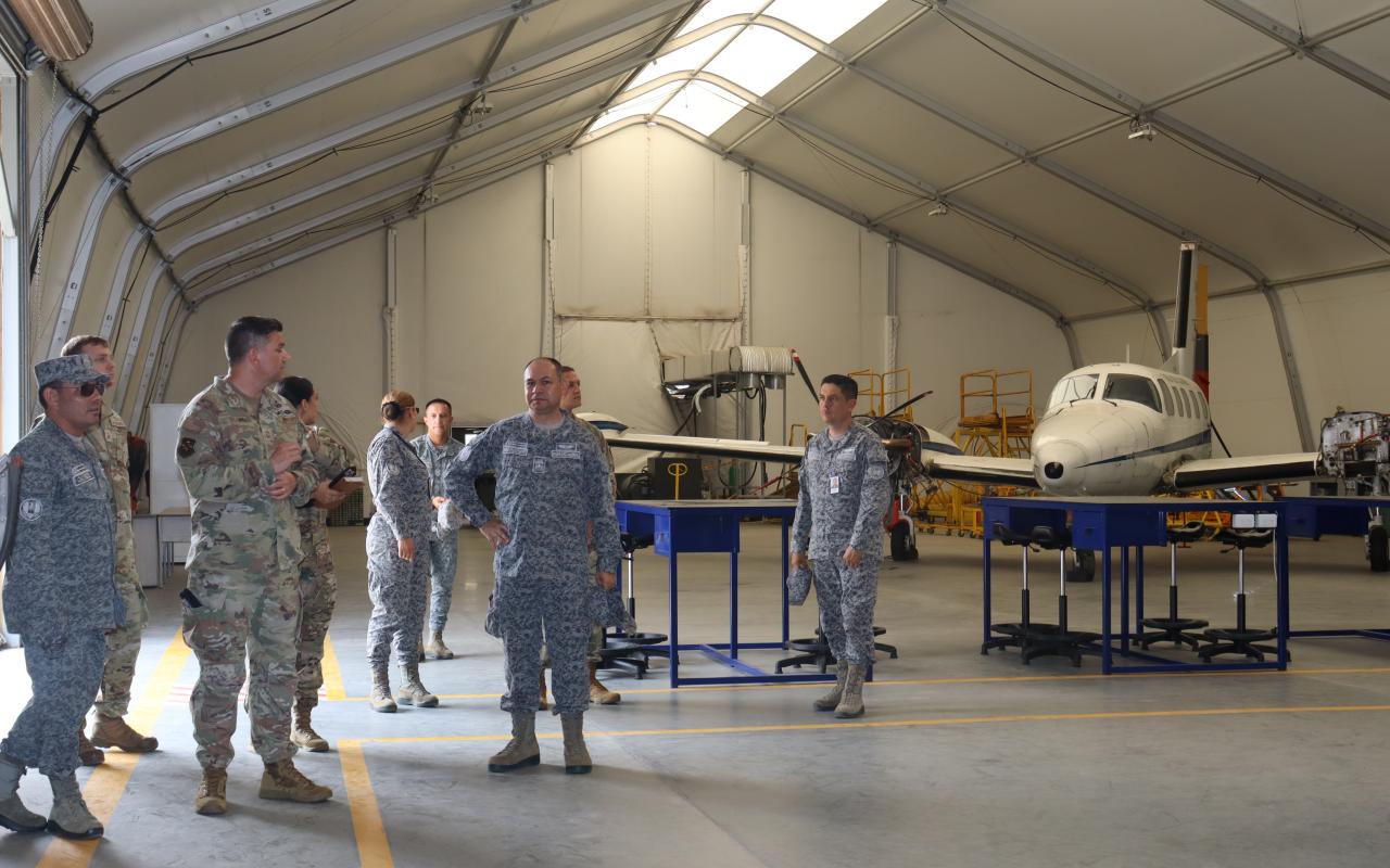 Militares de la Fuerza Aérea de EE.UU visitaron el alma máter