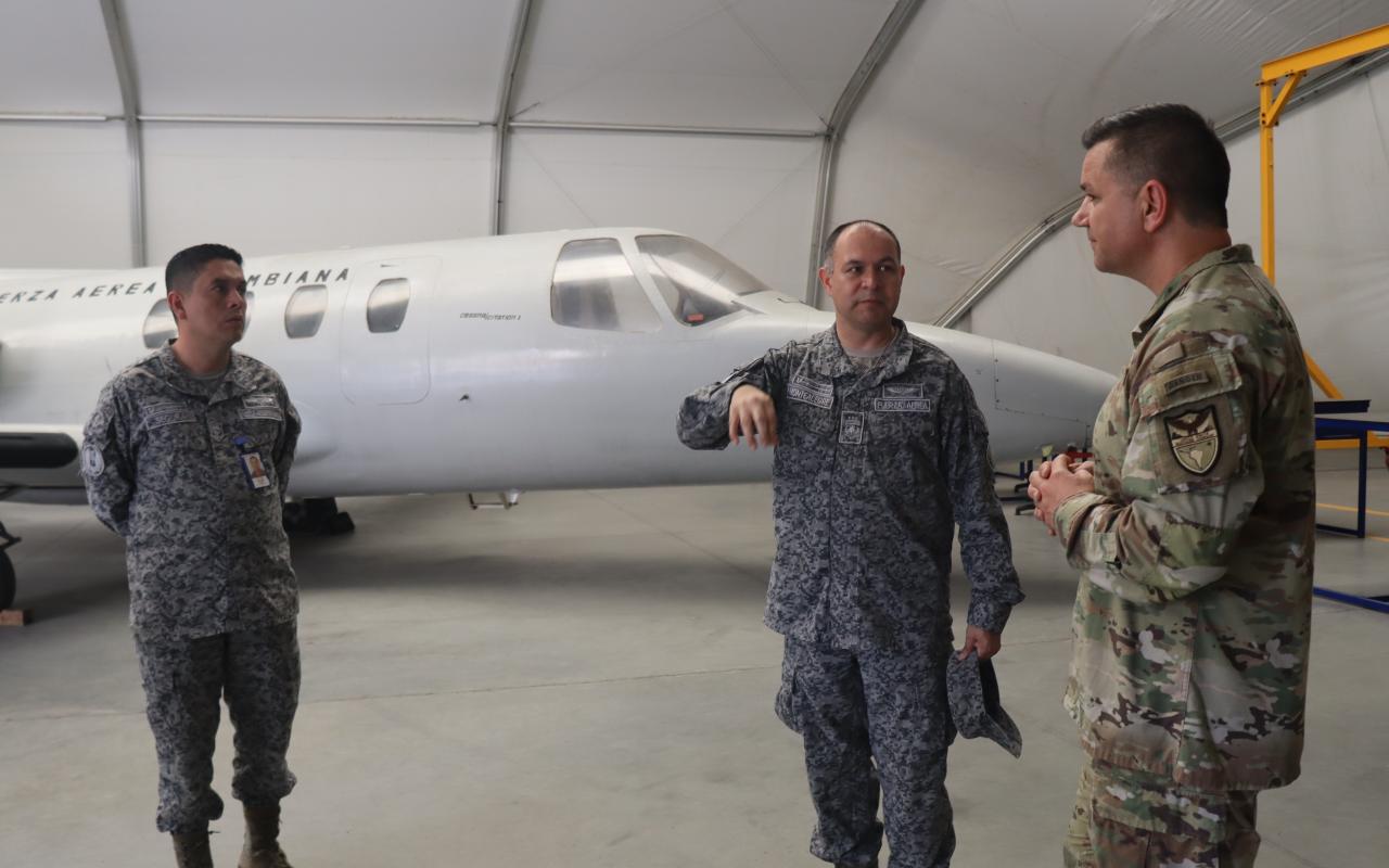 Militares de la Fuerza Aérea de EE.UU visitaron el alma máter