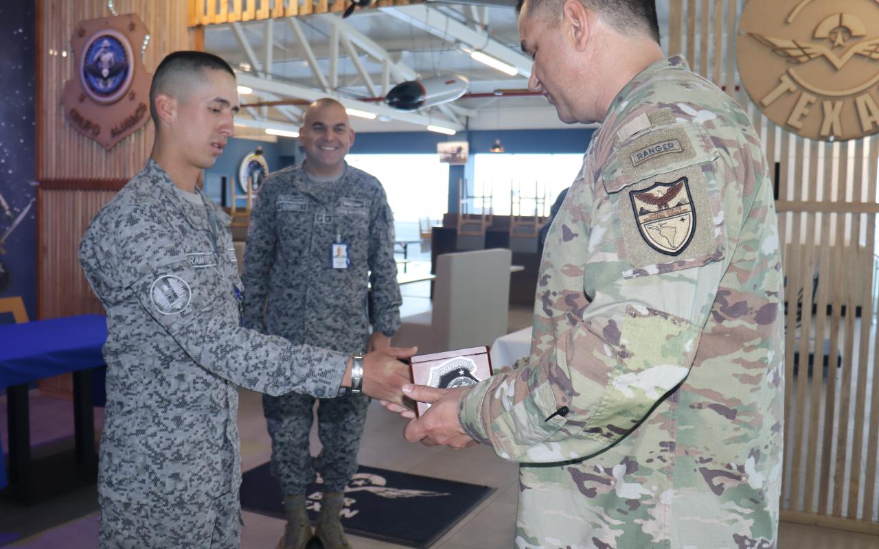 Militares de la Fuerza Aérea de EE.UU visitaron el alma máter