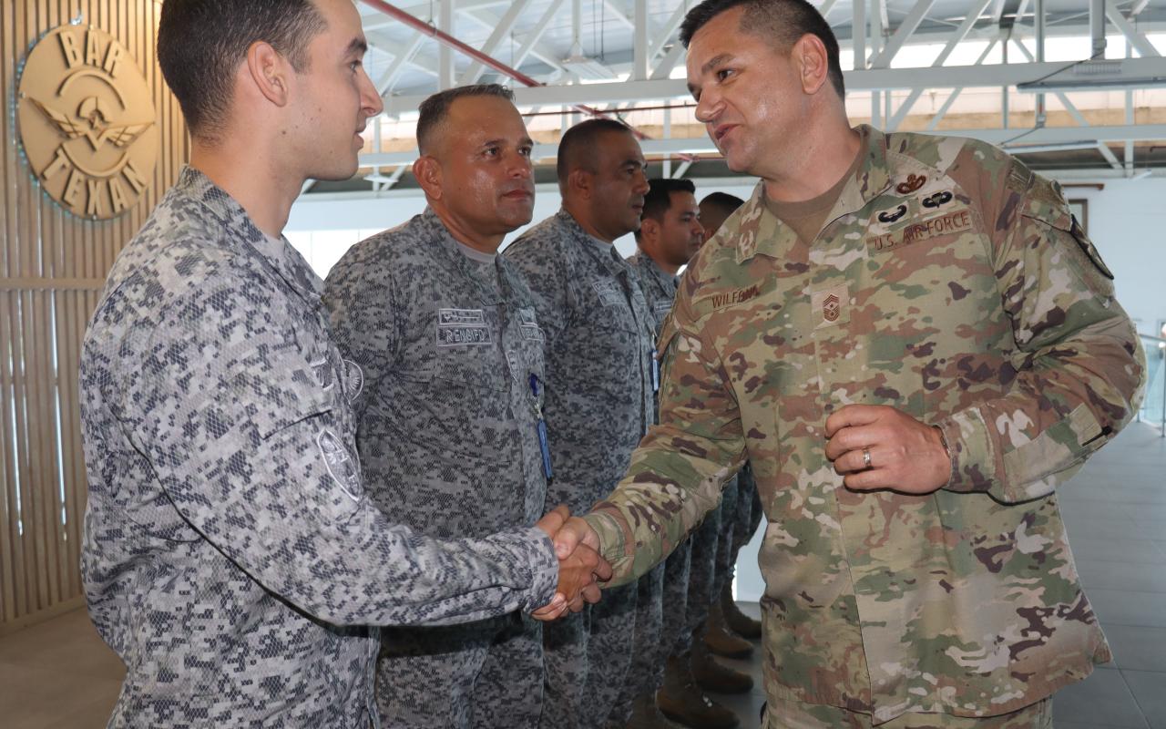 Militares de la Fuerza Aérea de EE.UU visitaron el alma máter