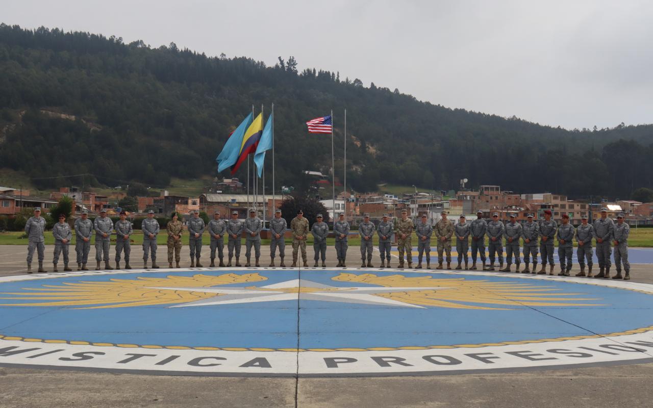 Militares de la Fuerza Aérea de EE.UU visitaron el alma máter