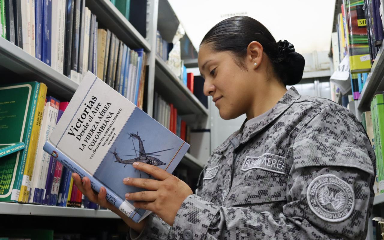 92 años formando los Suboficiales de su Fuerza Aérea Colombiana