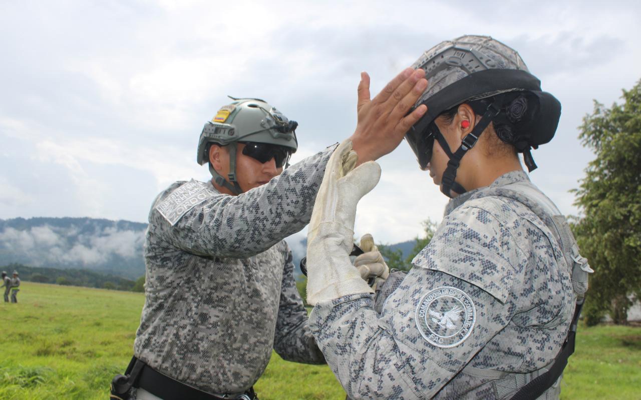 Entrenamiento militar de hello cast y asalto aéreo, así se forman los futuros Suboficiales de su Fuerza Aérea