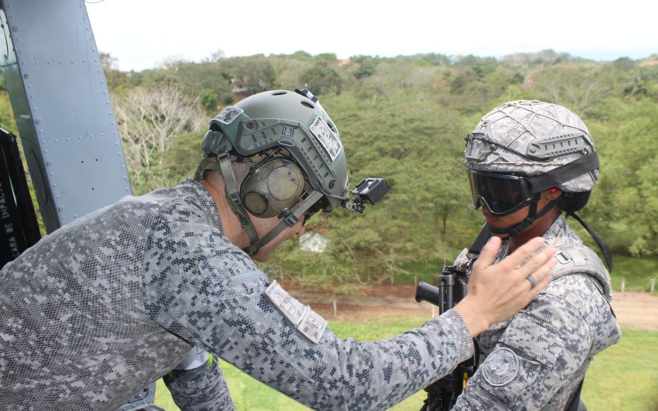 Entrenamiento militar de hello cast y asalto aéreo, así se forman los futuros Suboficiales de su Fuerza Aérea