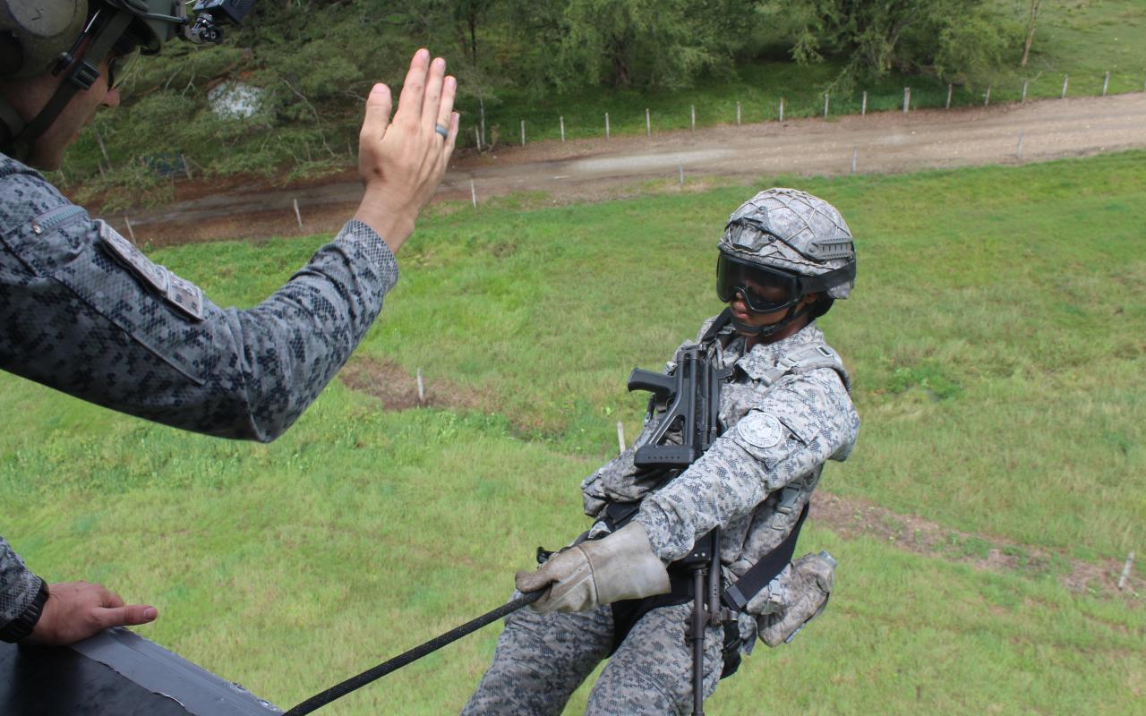 Entrenamiento militar de hello cast y asalto aéreo, así se forman los futuros Suboficiales de su Fuerza Aérea