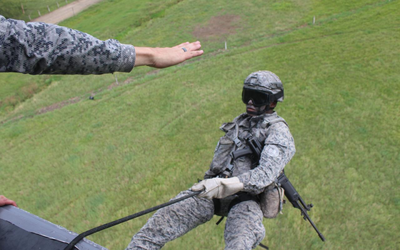 Entrenamiento militar de hello cast y asalto aéreo, así se forman los futuros Suboficiales de su Fuerza Aérea