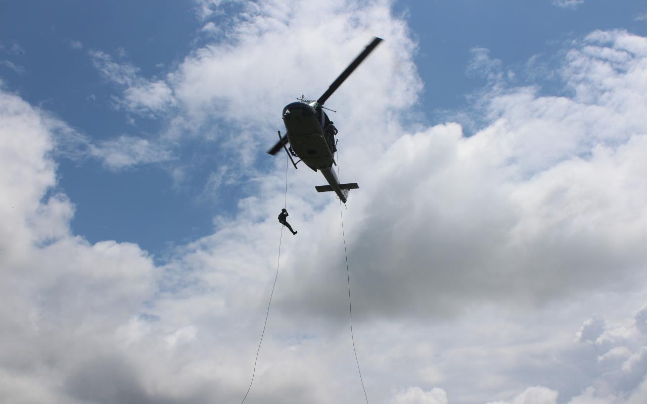 Entrenamiento militar de hello cast y asalto aéreo, así se forman los futuros Suboficiales de su Fuerza Aérea