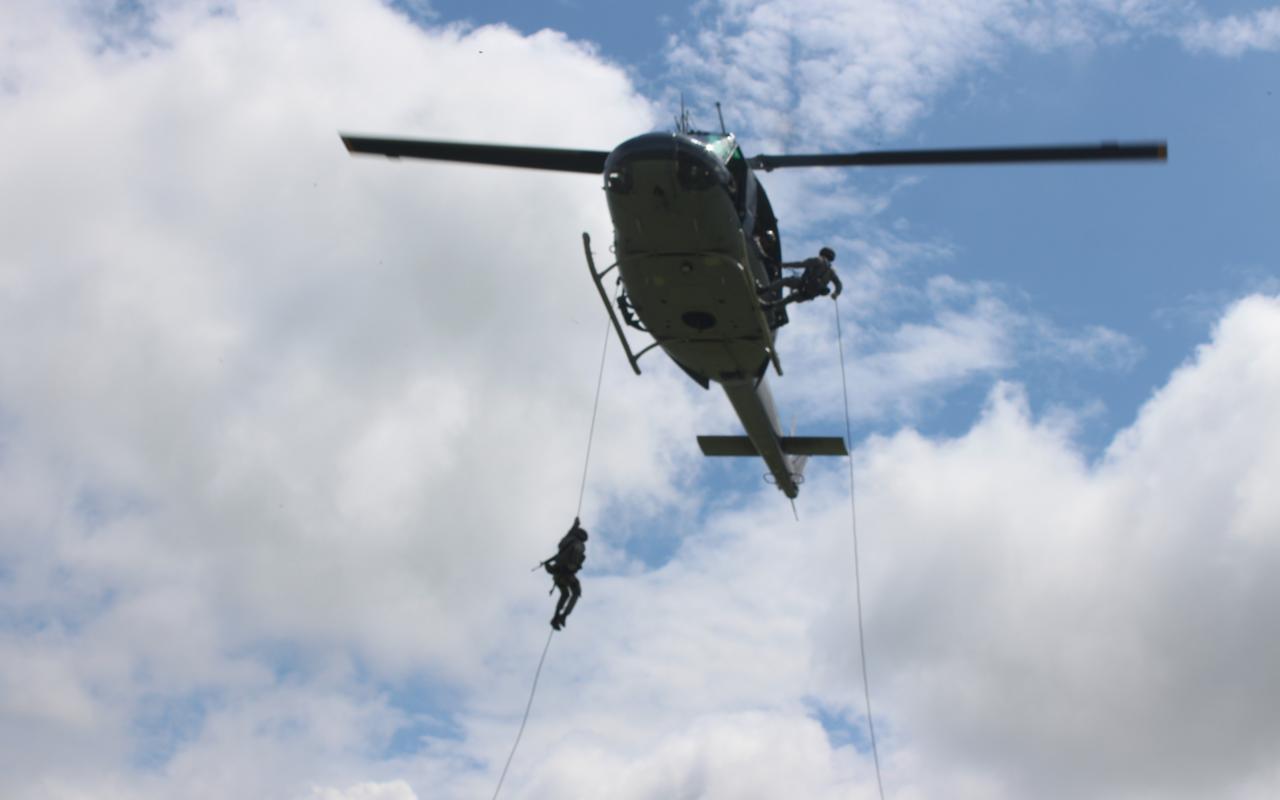 Entrenamiento militar de hello cast y asalto aéreo, así se forman los futuros Suboficiales de su Fuerza Aérea