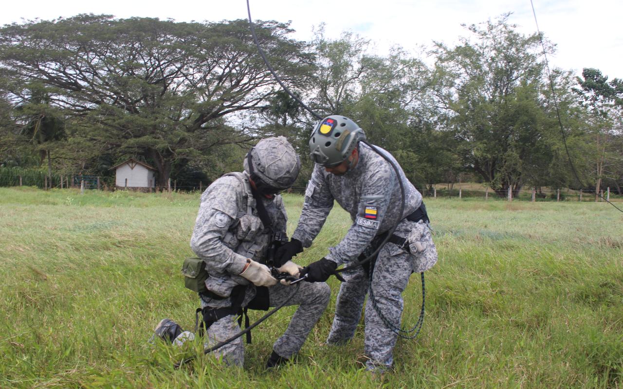 Entrenamiento militar de hello cast y asalto aéreo, así se forman los futuros Suboficiales de su Fuerza Aérea