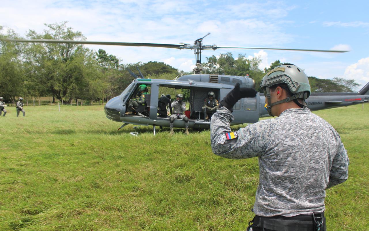 Entrenamiento militar de hello cast y asalto aéreo, así se forman los futuros Suboficiales de su Fuerza Aérea