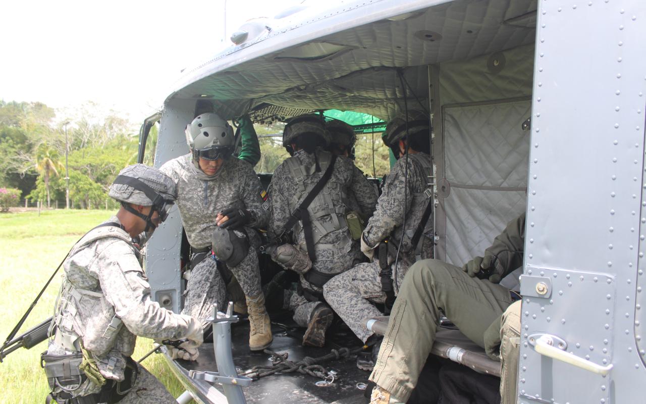 Entrenamiento militar de hello cast y asalto aéreo, así se forman los futuros Suboficiales de su Fuerza Aérea