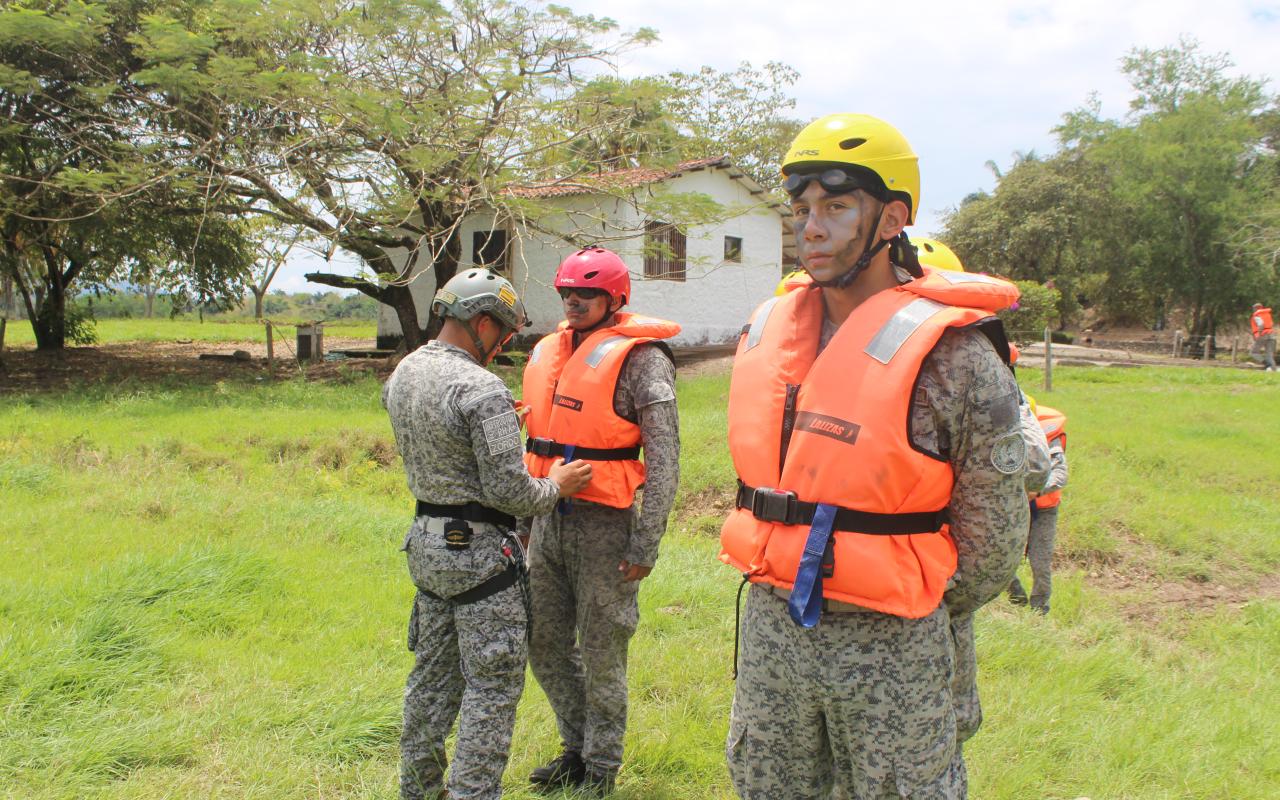 Entrenamiento militar de hello cast y asalto aéreo, así se forman los futuros Suboficiales de su Fuerza Aérea