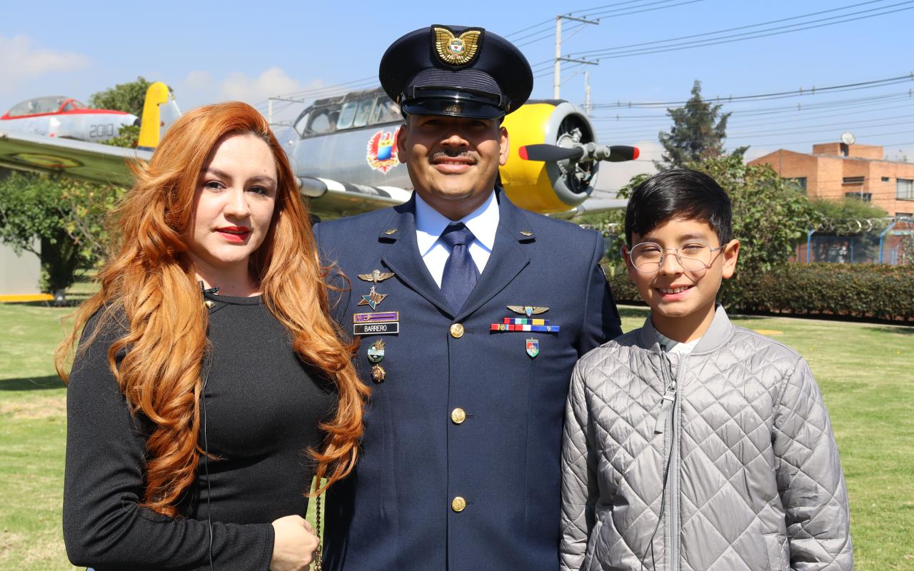 Junto a sus familias personal de Suboficiales de la Fuerza Aeroespacial ascendieron al grado inmediatamente superior
