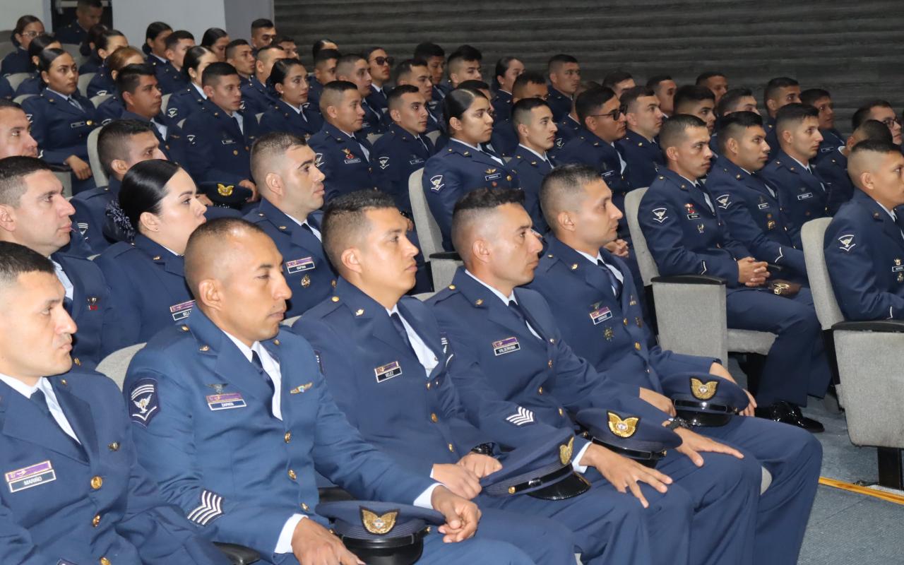 Inician cursos de ascenso PEM 21 y 43 para los Suboficiales de su Fuerza Aeroespacial Colombiana