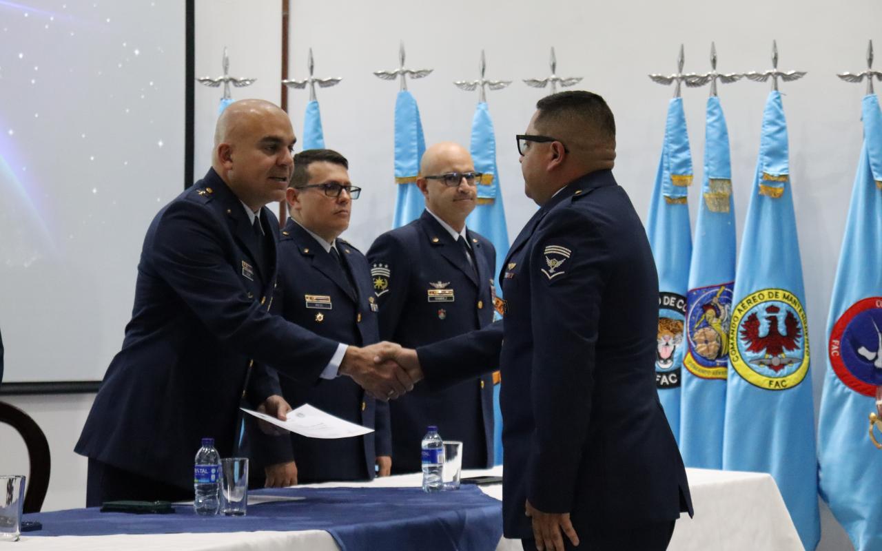 Personal militar de Colombia y Perú culminan con éxito el curso de Instructor Académico