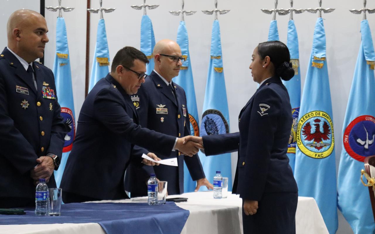 Personal militar de Colombia y Perú culminan con éxito el curso de Instructor Académico