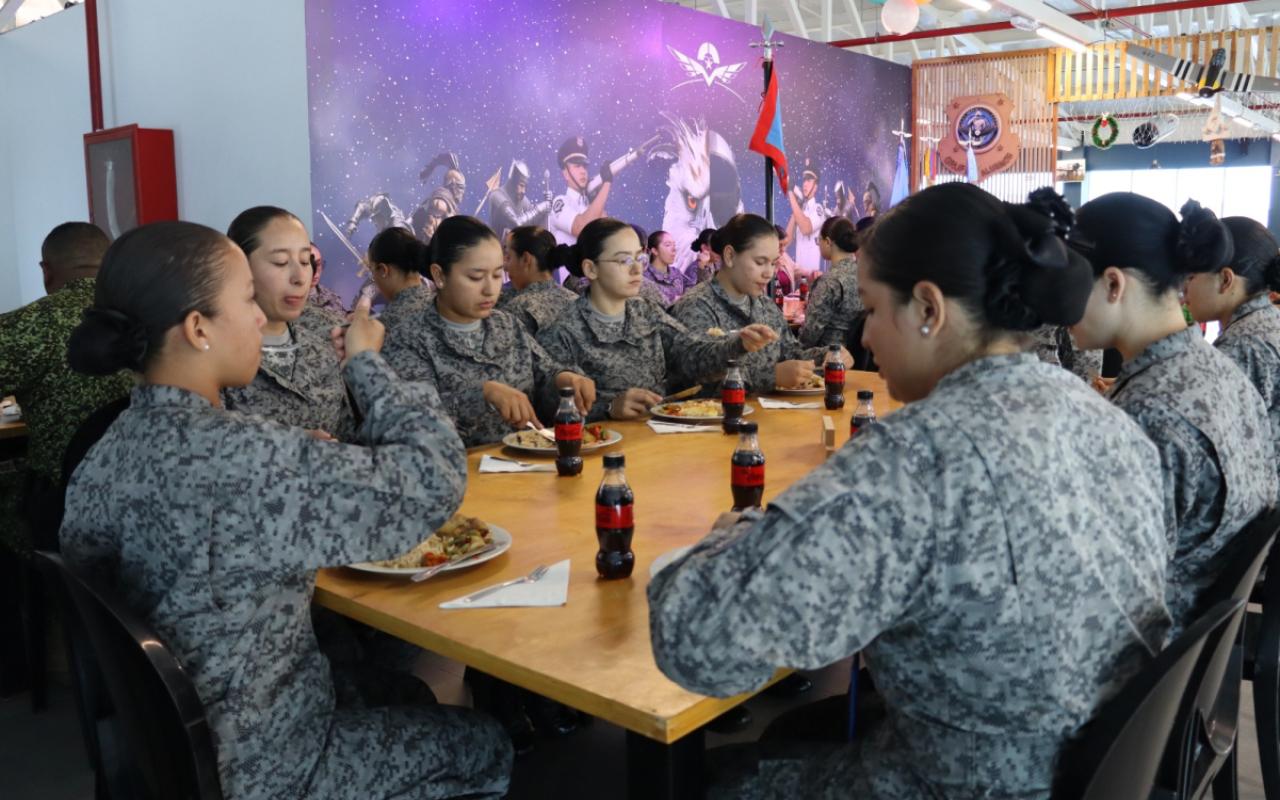 Así celebraron la navidad las primeras mujeres soldados de la FAC