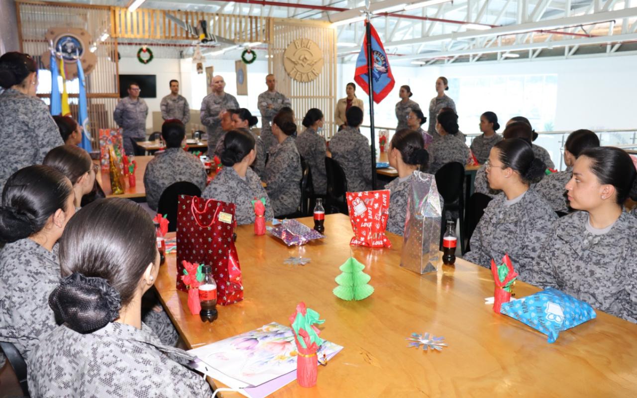 Así celebraron la navidad las primeras mujeres soldados de la FAC