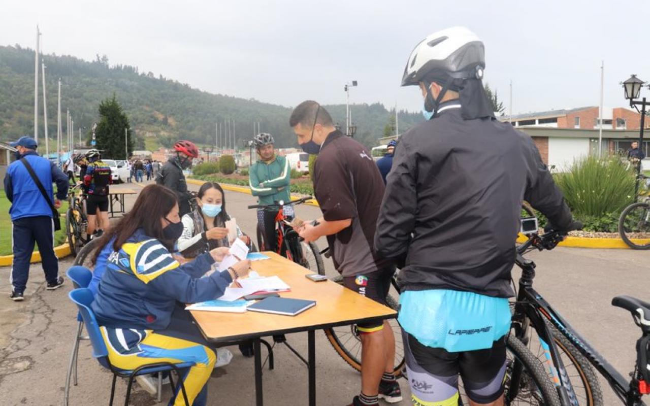 Amantes del ciclomontañismo participaron en la primera travesía MTB realizada por la ESUFA