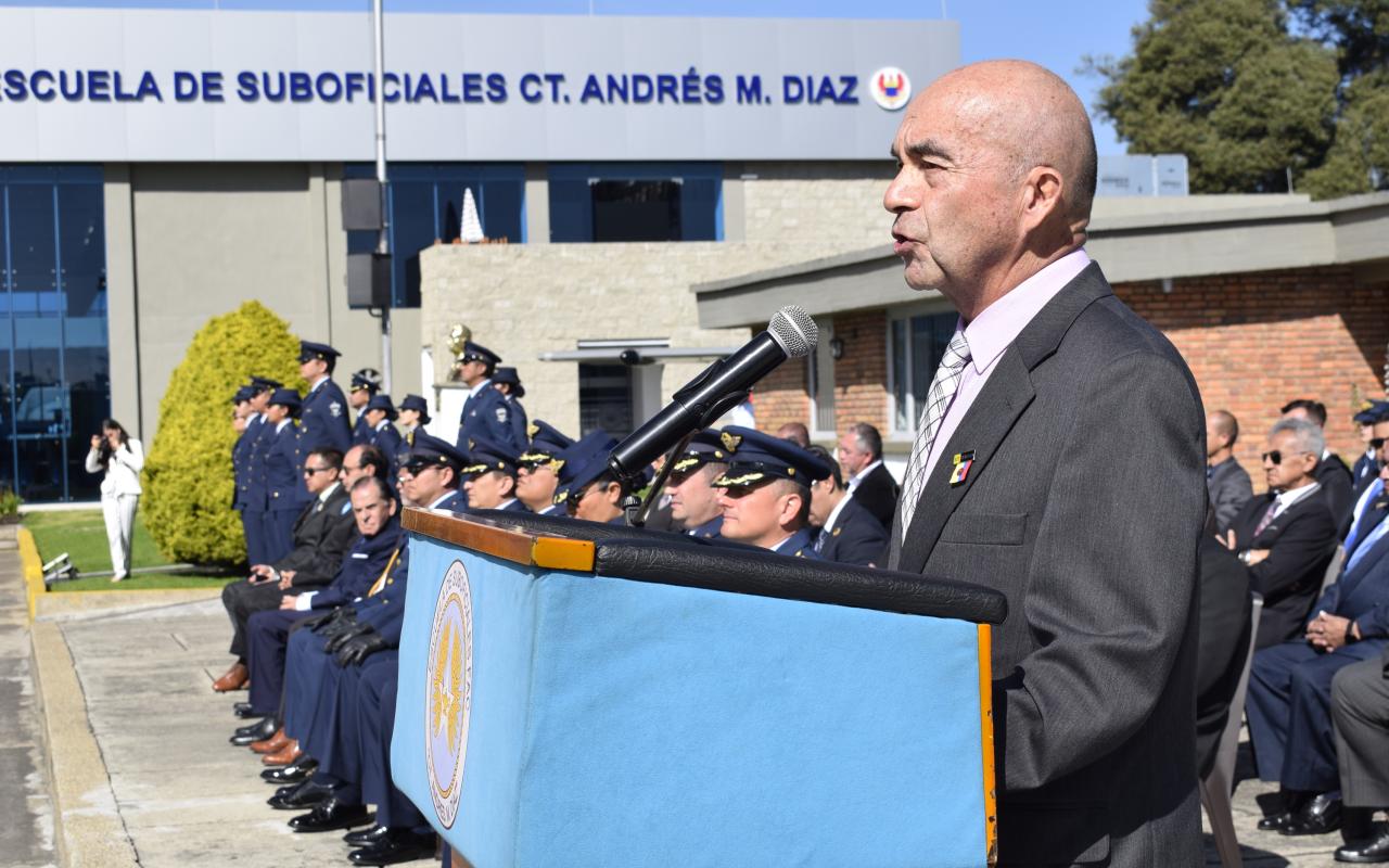 Homenaje a los veteranos de la Fuerza Pública en la Escuela de Suboficiales de su Fuerza Aérea