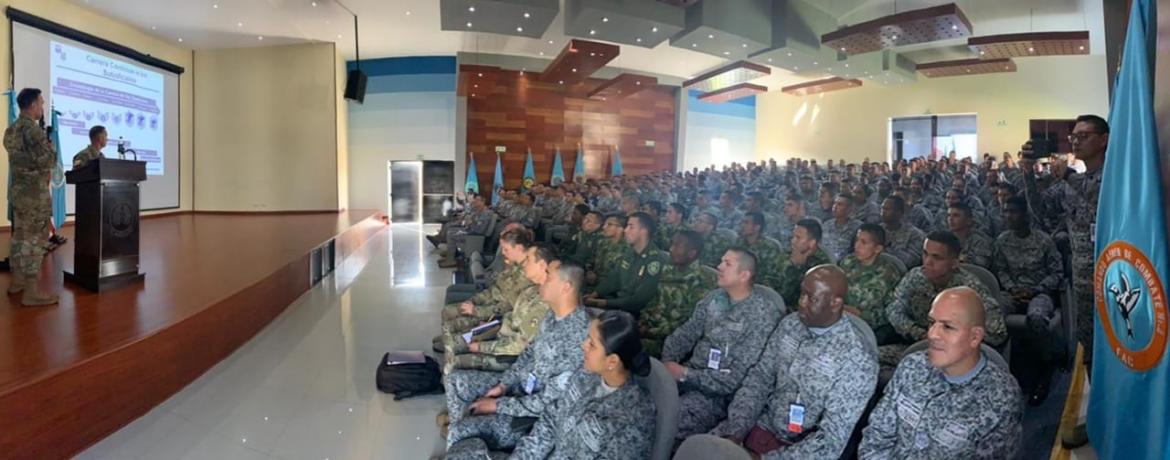 Jefe de Comando de la Duodécima Fuerza Aérea de los Estados Unidos visita la Escuela de Suboficiales FAC