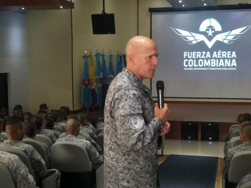 Comandante de la Fuerza Aérea Colombiana comparte sus experiencias de seguridad en ESUFA