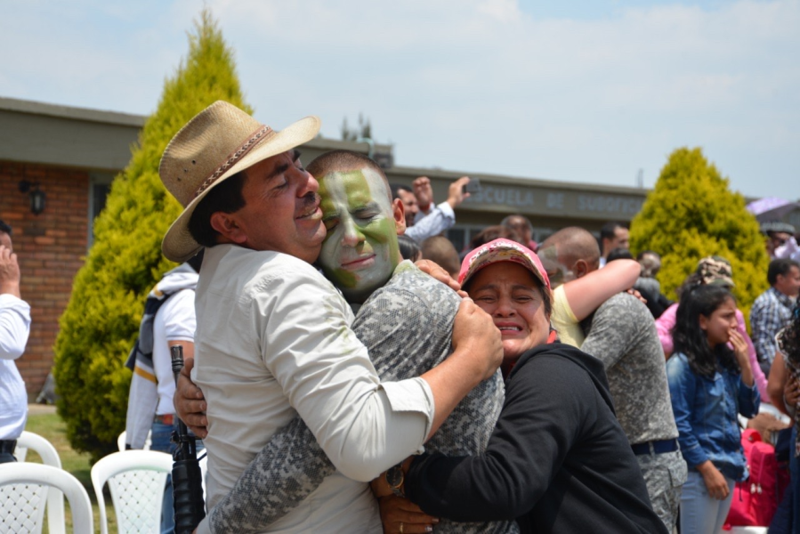 Futuros Suboficiales de la Fuerza Aérea se reencuentran con sus familias durante la primera visita 