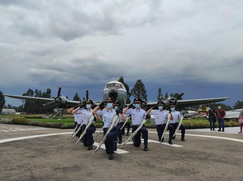 Los Halcones Dorados de su Fuerza Aérea realizan exhibición militar