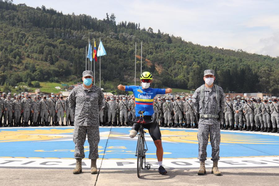 "Mocho Man", el ciclista paralímpico que representará a Colombia en el campeonato Mundial de ciclismo paralimpicos visitó al Alma Mater de la Suboficialidad FAC
