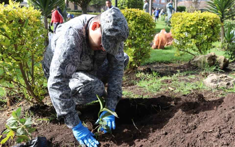 Aportando a un Madrid más verde y limpio su Fuerza Aérea Colombiana “Adopta un Parque