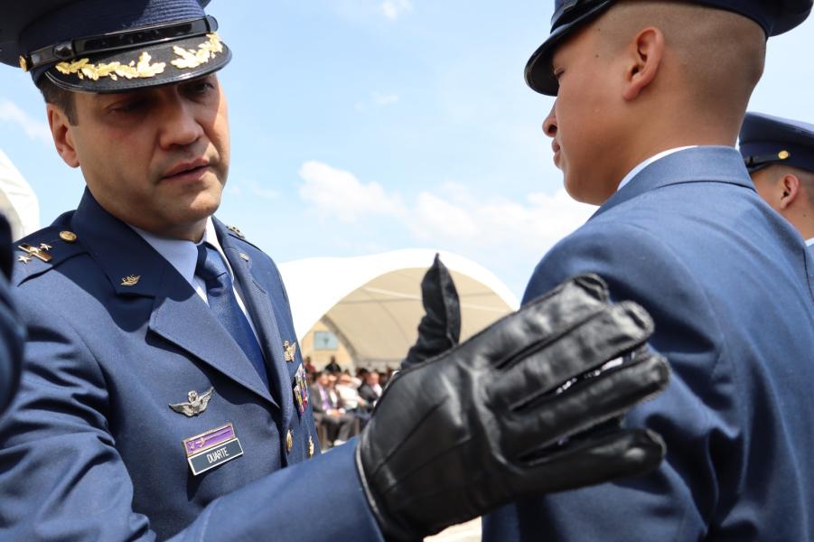 Distinguido Mayor de Escuela, ejemplo de liderazgo y compromiso en la formación militar