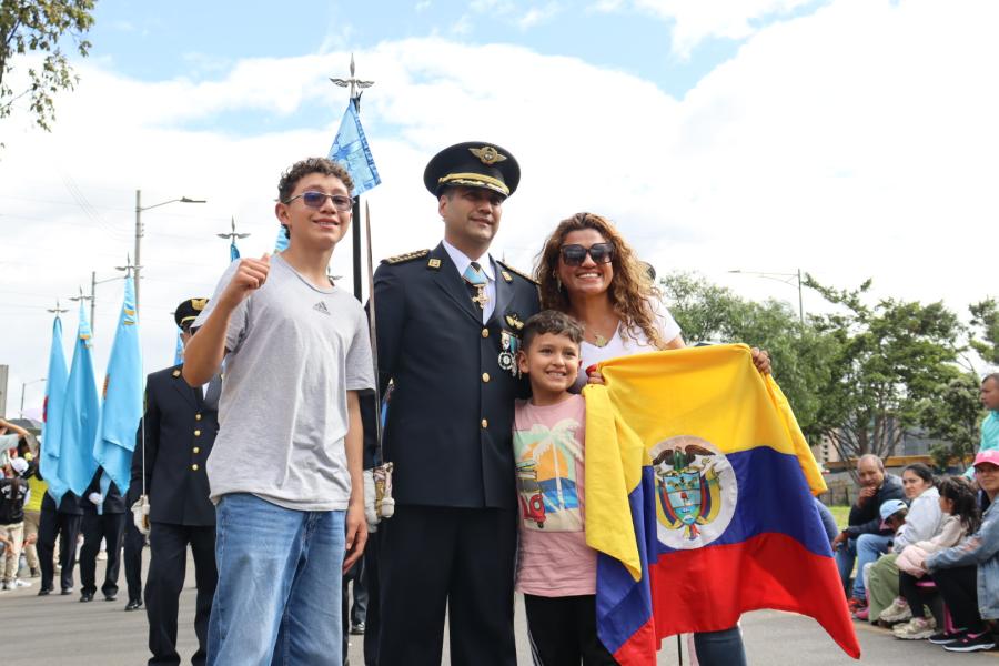 Con paso firme la Fuerza Aérea desfiló por la capital del país en conmemoración del 20 de Julio