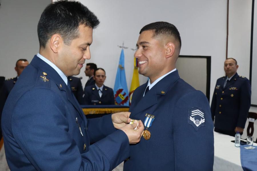 Alumnos reciben reconocimiento a su esfuerzo académico durante el tiempo de formación en la ESUFA