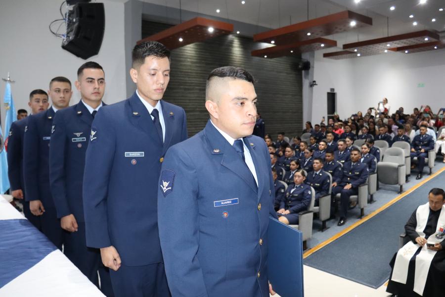 Suboficiales de la Fuerza Aeroespacial se gradúan como tecnólogos aeronáuticos 