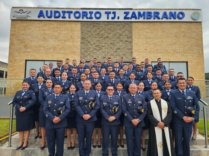 Suboficiales culminan estudios requisito para ascenso y fortalecen su formación profesional