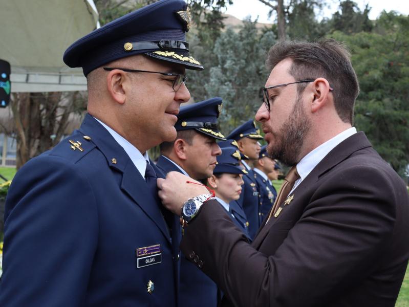 Oficiales y Suboficiales recibieron la medalla en Mosquera por su vocación de servicio