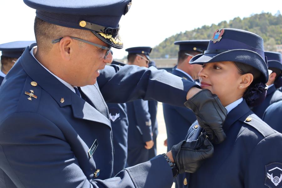 Futuros Suboficiales de la Fuerza Aeroespacial Colombiana recibieron alas de especialidad