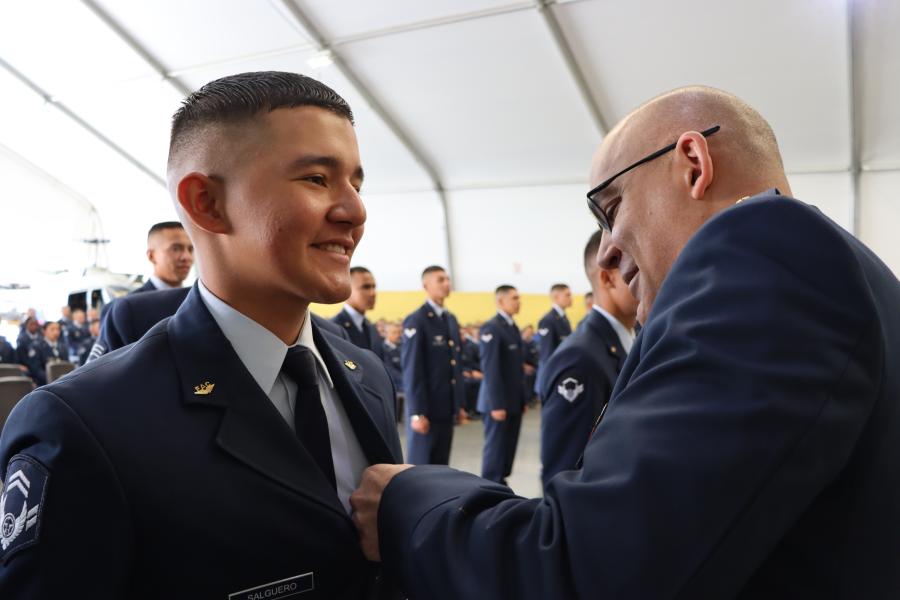 Así se realizó la ceremonia militar para imponer alas de especialidad