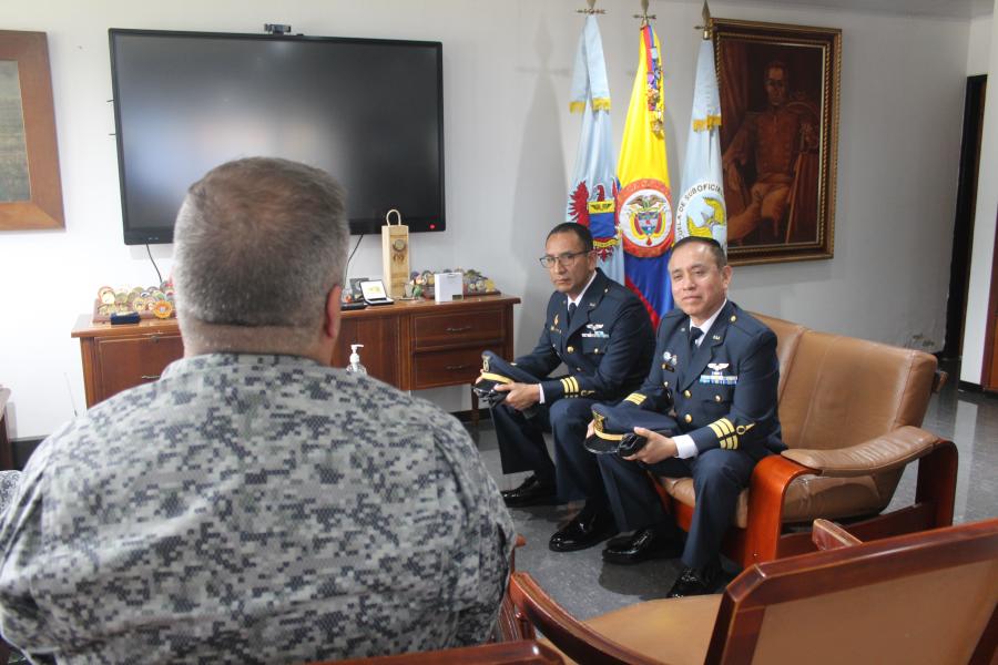 Instructores militares de Perú llegan a Colombia para apoyar la formación en la ESUFA